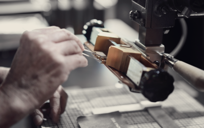 從代工到精品，新加坡文具品牌用皮革與紙張書寫價值新篇章